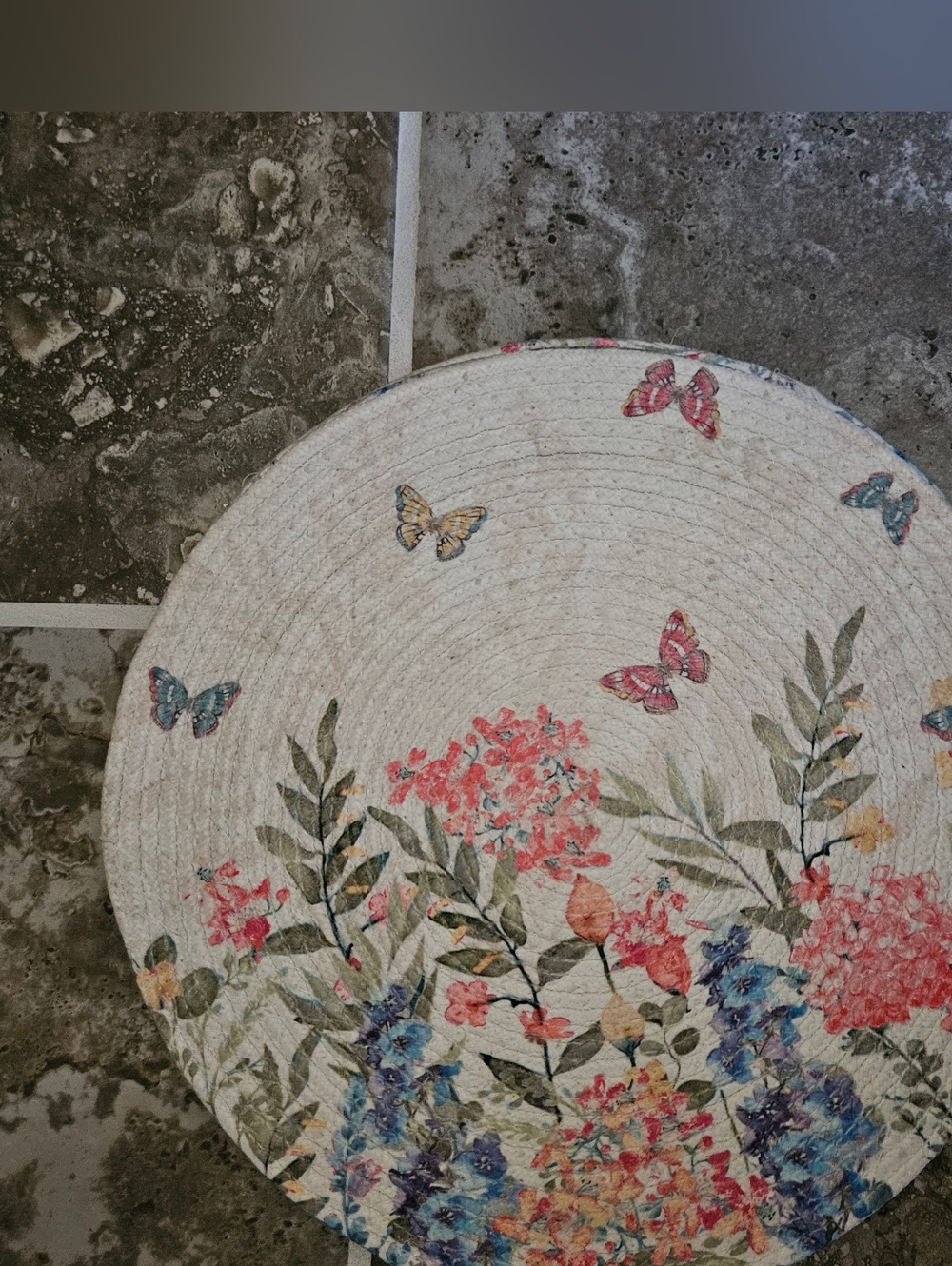 Floral Butterfly Round Placemats - Set of 4, Like New - Picture 5 of 5